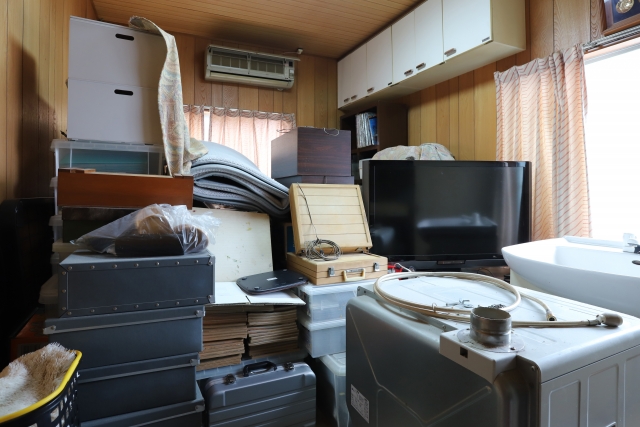 遺品整理前の家財が置かれた室内