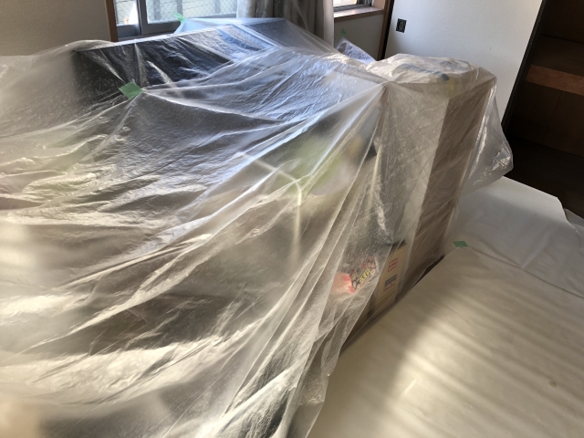 家具と室内を保護する養生作業
