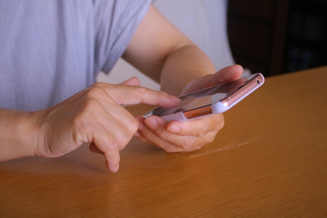 スマートフォンで事例や口コミを確認するイメージ